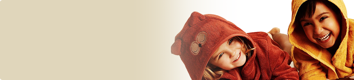 Zwei fröhliche Kinder in farbigen Bademänteln mit Kapuze